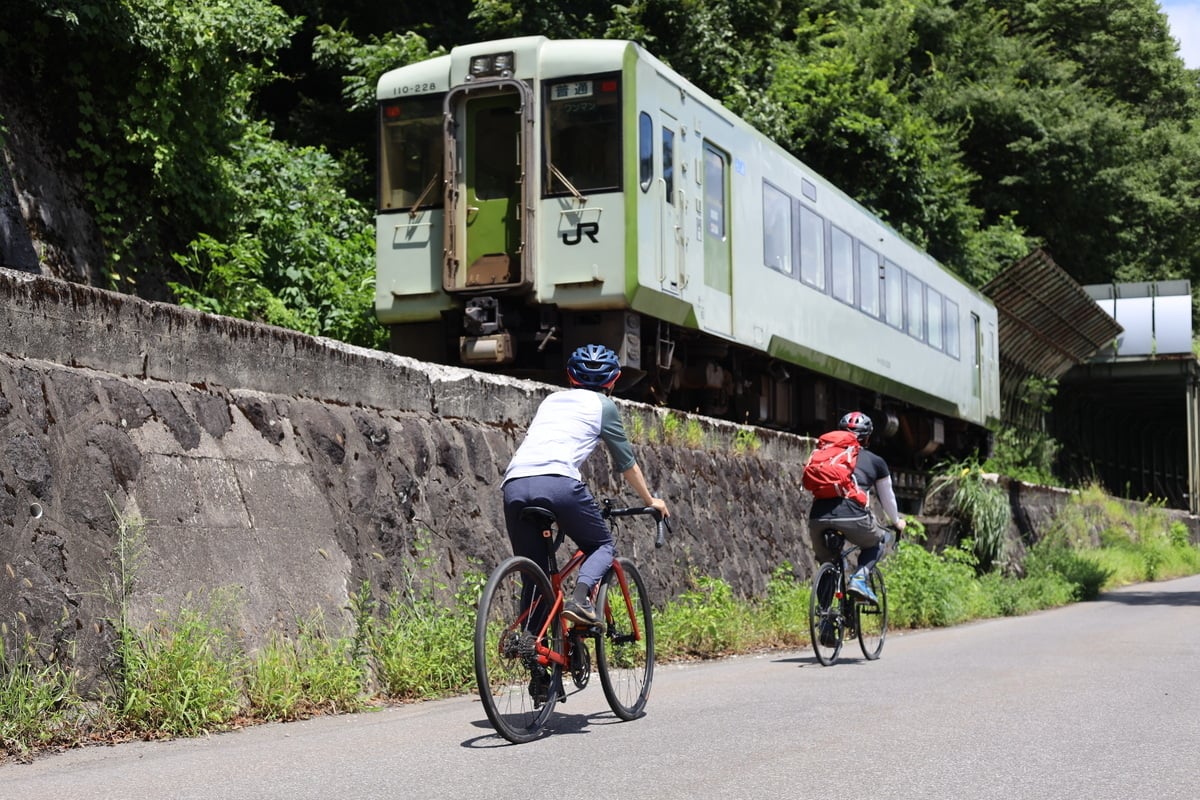 Cycling alongside the Iiyama line train