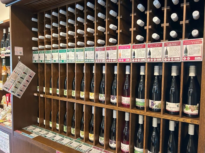 Dine at Villa D‘Est’s Café Restaurant wine