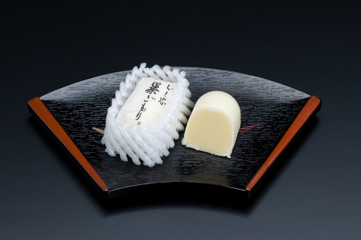 ホワイトチョコレートは卵の殻、中の黄味あんが卵の黄身、お菓子を包む白いネットが巣を表しているそう（提供：株式会社いと忠）