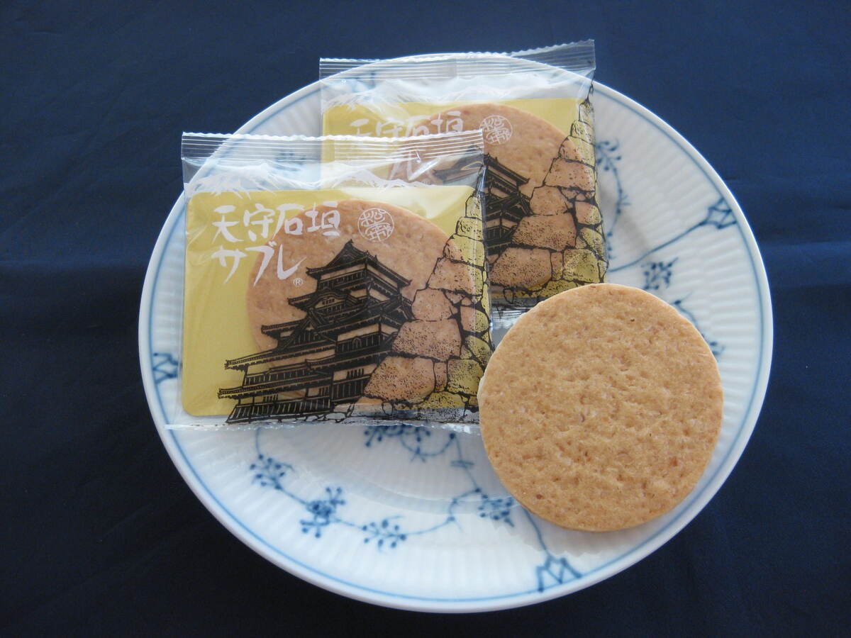 マカダミアナッツが練りこまれたサブレにホワイトチョコが挟まった「天守石垣サブレ」（提供：株式会社マサムラ）