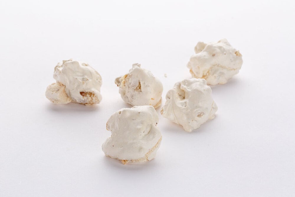 職人が一つ一つ手作業で作り上げるメレンゲ菓子「くるみの初恋」（提供：有限会社御菓子処花岡）