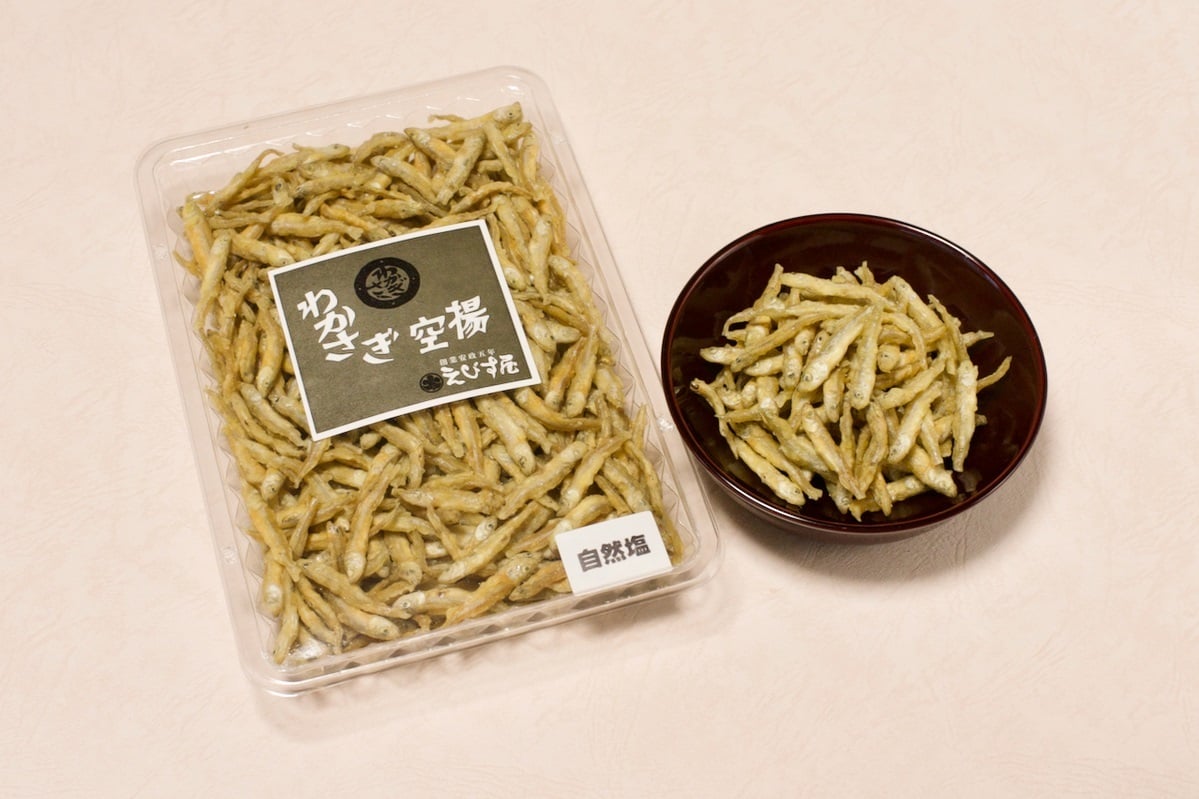 わかさぎをカラリと揚げた「わかさぎ空揚」。子どもから大人まで愛される一品です。（提供：有限会社えびす屋）