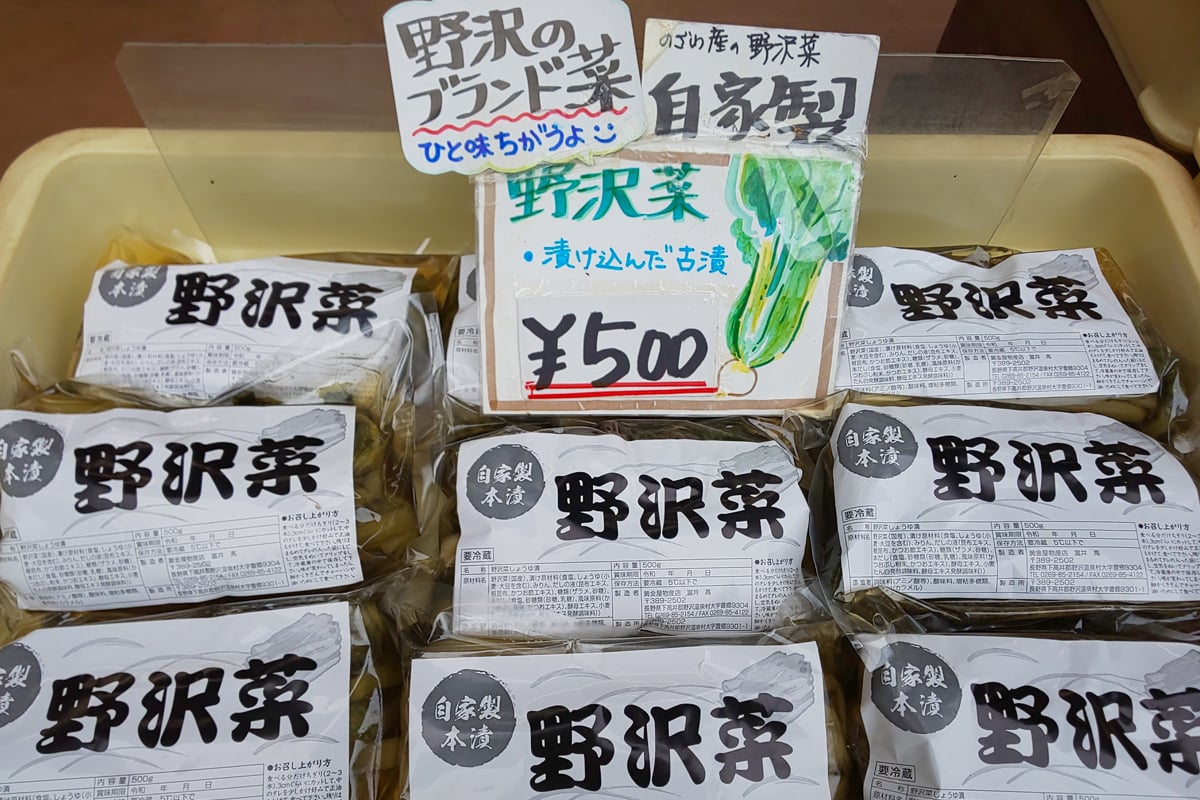 手書きのポップが添えられ店頭に並びます。お土産品が豊富にそろい、選ぶ楽しさもあります（提供：黄金屋物産店）