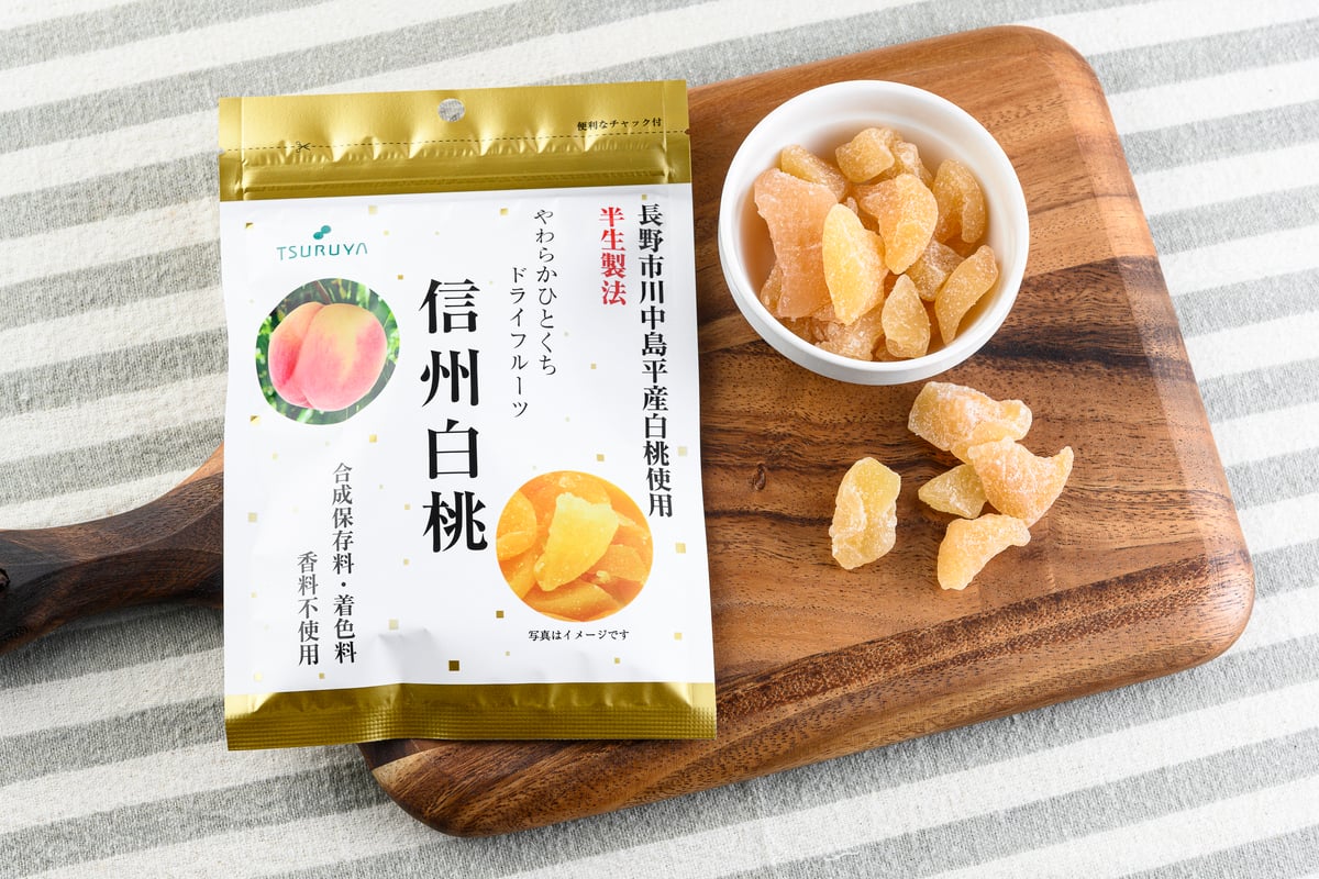 白桃のドライフルーツは、県内の一大産地・川中島平産のモモを使用しています（提供：株式会社ツルヤ）
