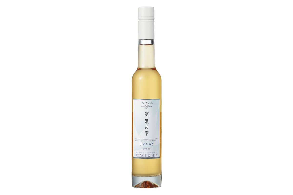 「氷菓の雫　白」凍結した果実をゆっくり搾り、果汁で醸造したデザートワイン。華やかな香りととろみのある口当たりが特徴です。赤もあります（提供：株式会社林農園）