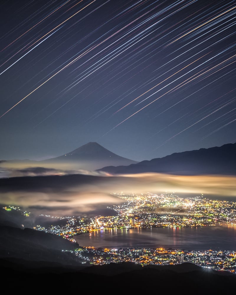 まるで諏訪湖畔に宝石をちりばめたような光景が広がる高ボッチ高原からの夜景。星空も楽しめます。360度の景色を一望できる日本有数の絶景スポットです