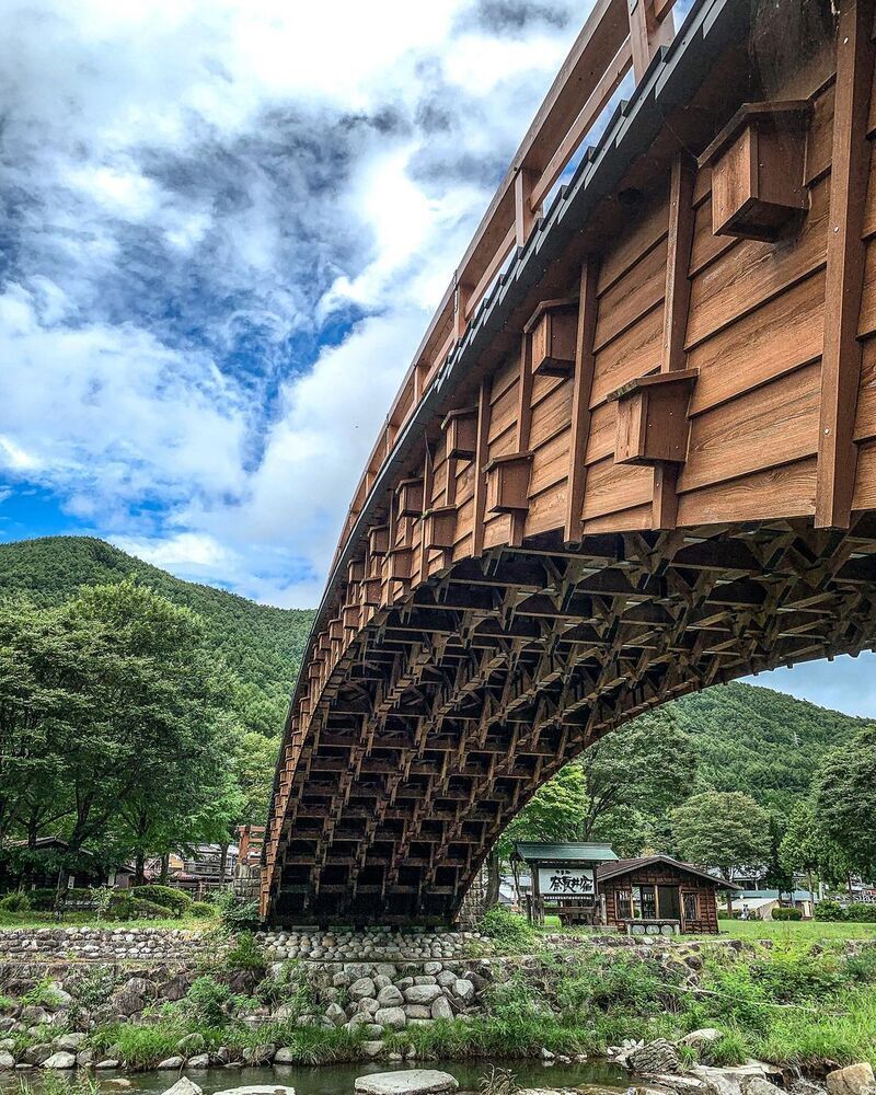 複雑な木組みからは匠の技を垣間見ることができる、木曽の大橋。紅葉の季節や日没後のライトアップも絶景ポイントです