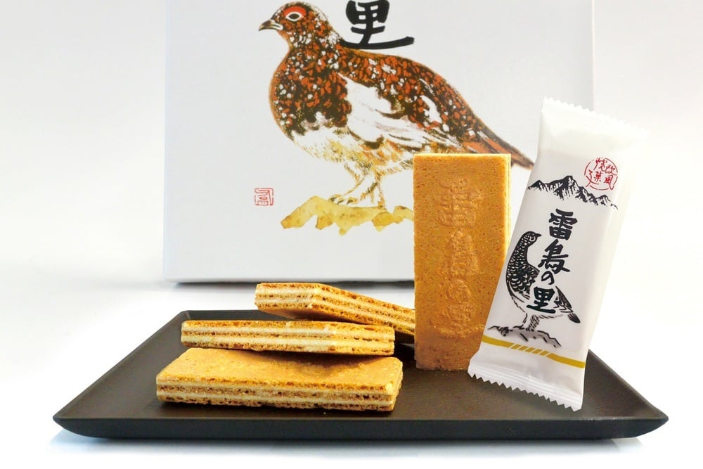 サクサクとした欧風せんべいにクリームがサンドされた「雷鳥の里」。雷鳥がデザインされたレトロなパッケージも人気です