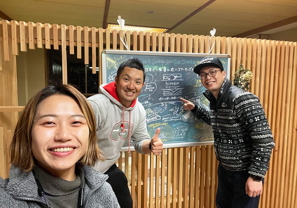  左：岩井、中央：井戸さん、右：ヒトタビMC湯浅さん ©︎ヒトタビトーク