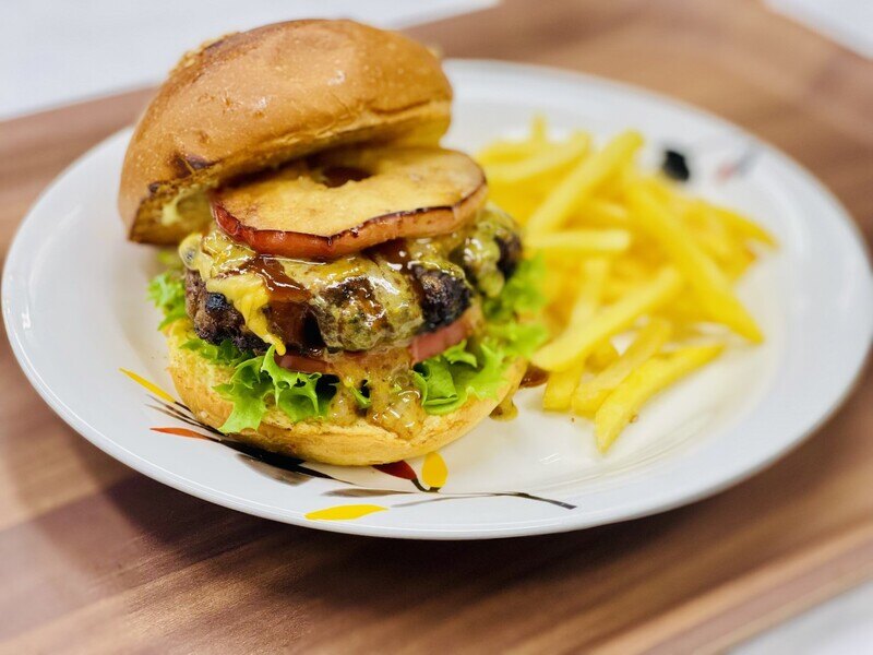 45_46_【蓼科東急】ベイクドアップルと地産粗挽き肉のハンバーガー
