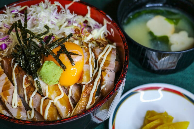 73_74_【開田高原】チャーシュー丼3_edited