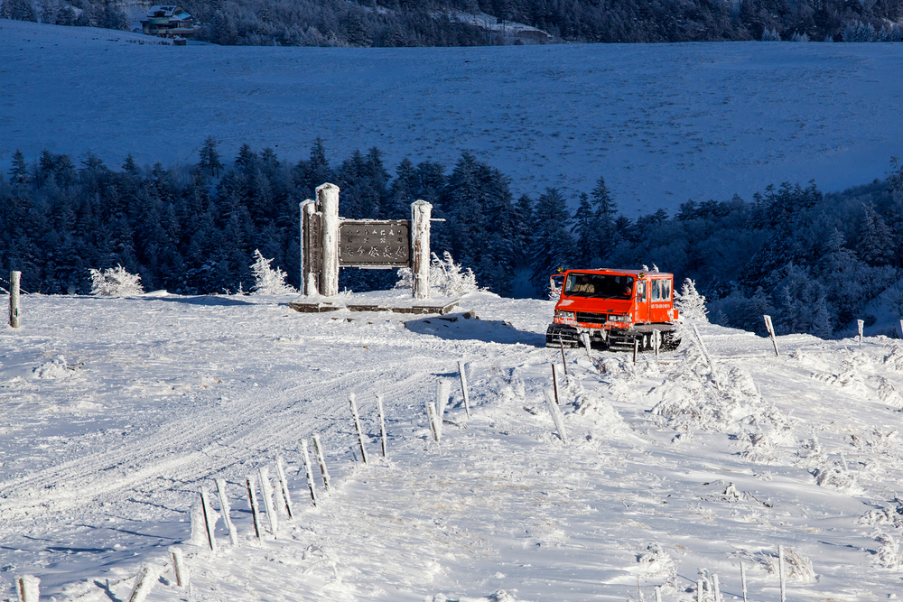 いつものゲレンデを飛び出して、雪上車だから行ける絶景に会いに