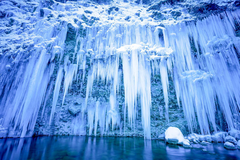 ようこそ幻想的な氷の世界へ 氷の芸術「白川氷柱群」