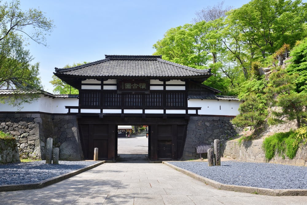 浅間山と千曲川の雄大な景色のなか 北国街道が繋ぐ歴史に思いをはせる