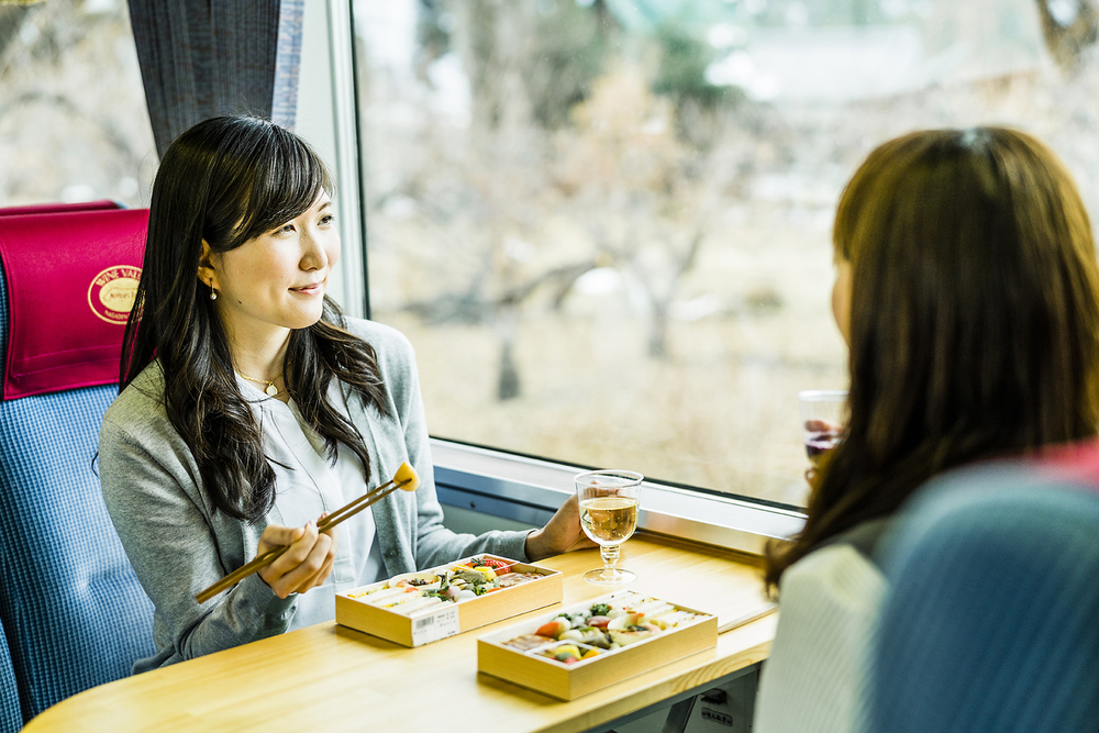 大切な人と車窓の絶景を楽しむ観光列車で旅をしよう