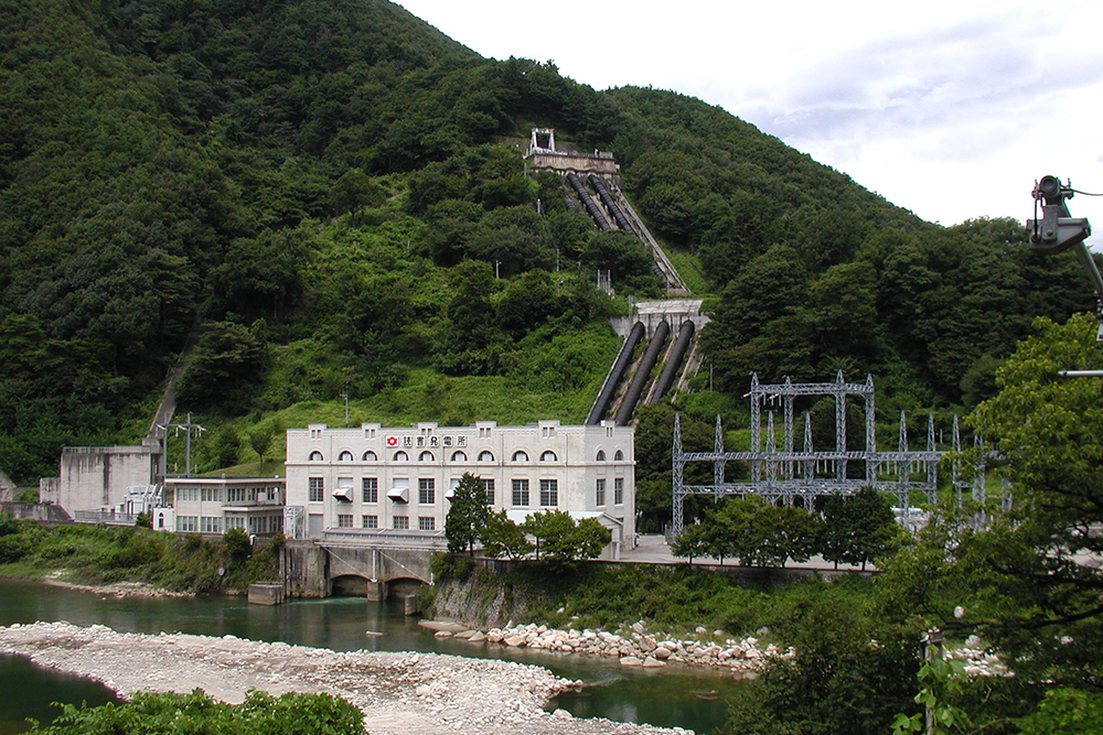 木曽谷に生きる現役の近代化遺産 読書発電所施設に産業の美をみる