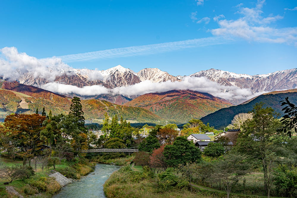 「紅葉登山でエモーショナルな休日」 アルプスの三段紅葉から里山低山ハイキングまで萌えます！