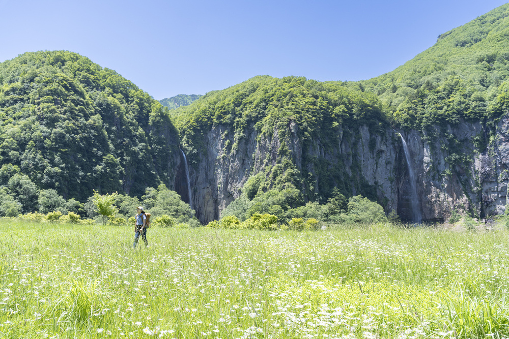 特集『信州歩く観光』❶米子瀑布群の水を辿る四阿カルデラ・トレッキングと「根子岳山荘」準備中！