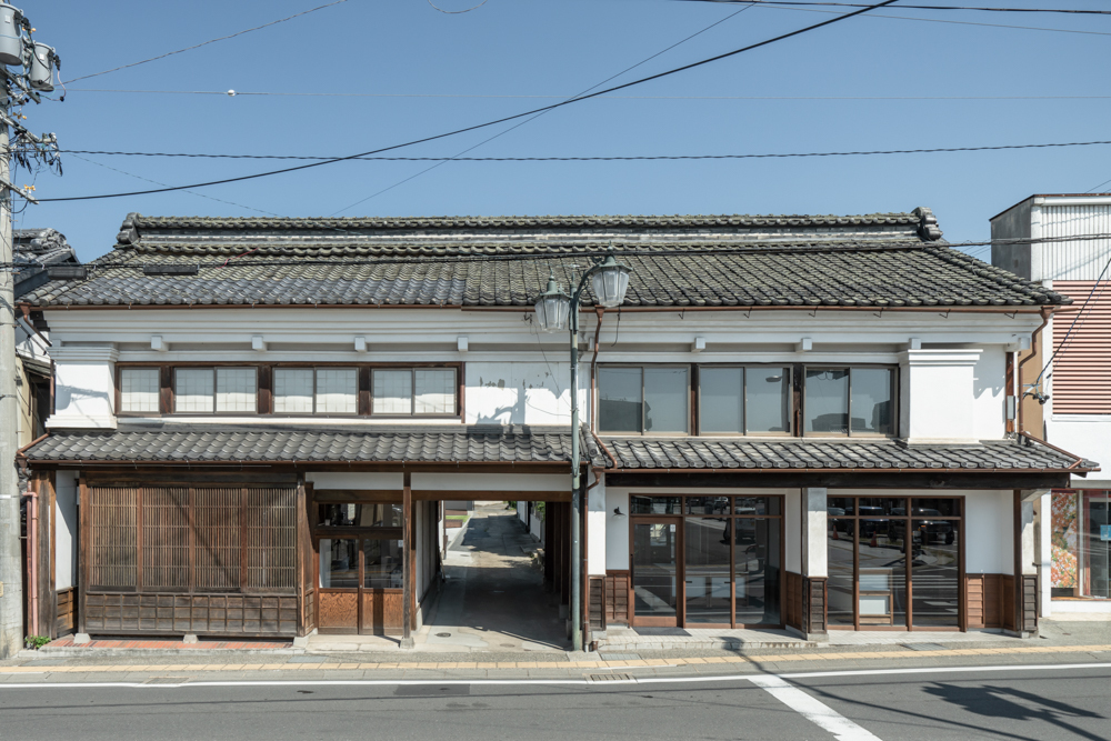 蔵のまち須坂市で、新たな文化が花ひらくおしゃれ小道を散策