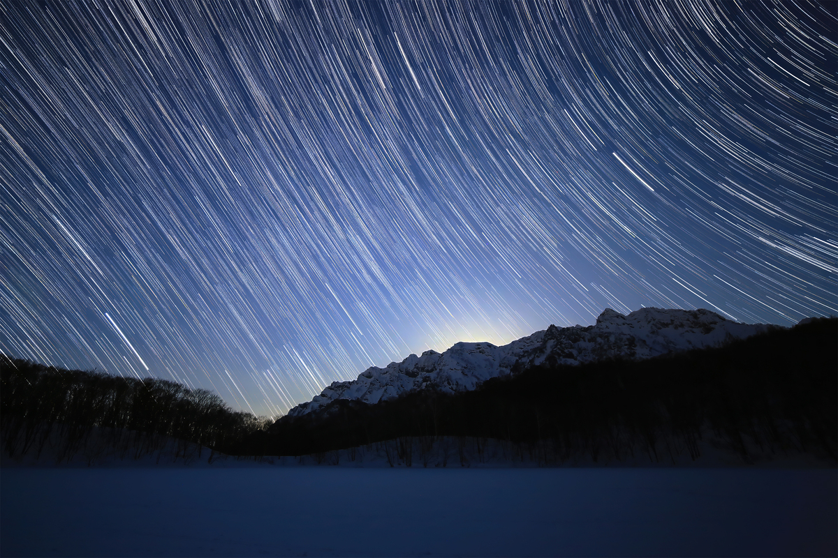 SNOW（雪） と SORA（宙） が出会う場所 —— 長野の「天」と「地」のツーリズム 第4章 『戸隠：信仰の森に降りる、静謐な冬の星』